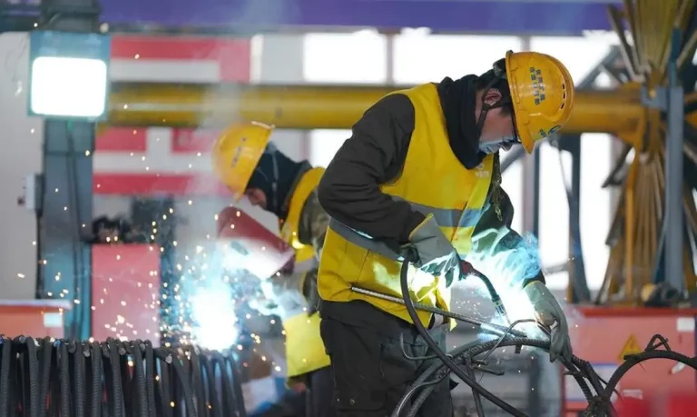 (250330) -- JIAMUSI, March 30, 2025 (Xinhua) -- Um trabalhador realiza operação de soldagem em uma fábrica de processamento de aço na Província de Heilongjiang, nordeste da China, em 29 de março de 2025. (Xinhua/Wang Song)