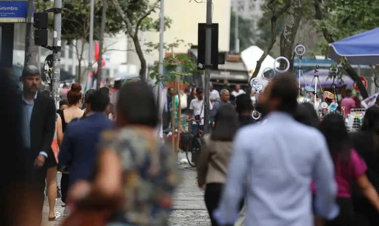 Movimentação de pessoas nas ruas do centro da cidade.