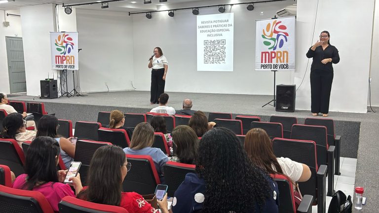 Imagem de um auditório repleto de pessoas durante uma reunião