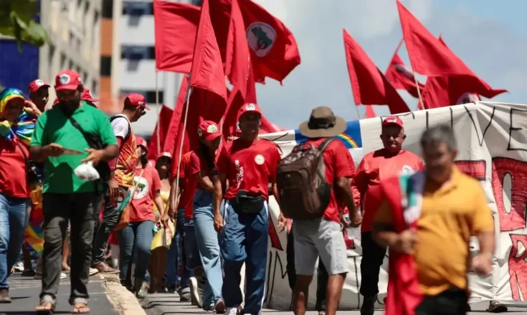 Recife (PE), 15/04/2025 - Militantes durante marcha do MST pela Reforma Agrária. Foto: Anderson Stevens/MST