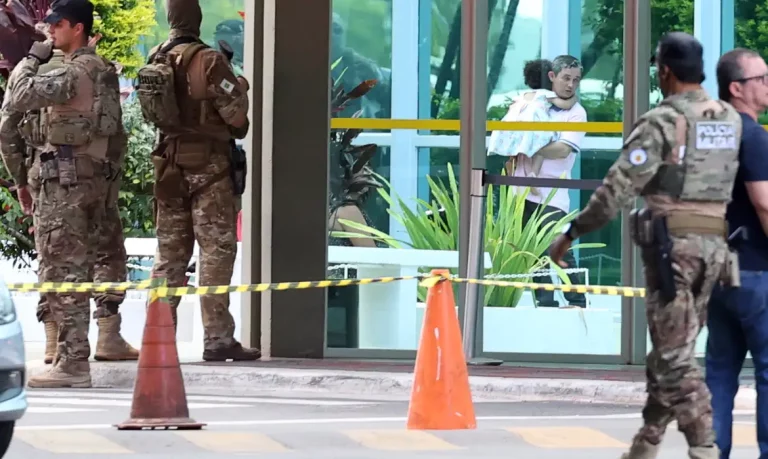 Brasília (DF), 22/05/2025 - Policiais militares em frente a área isolada no Ministério do Desenvolvimento Social - MDS durante operação que investiga homem com pacote suspeito. Foto: Valter Campanato/Agência Brasil