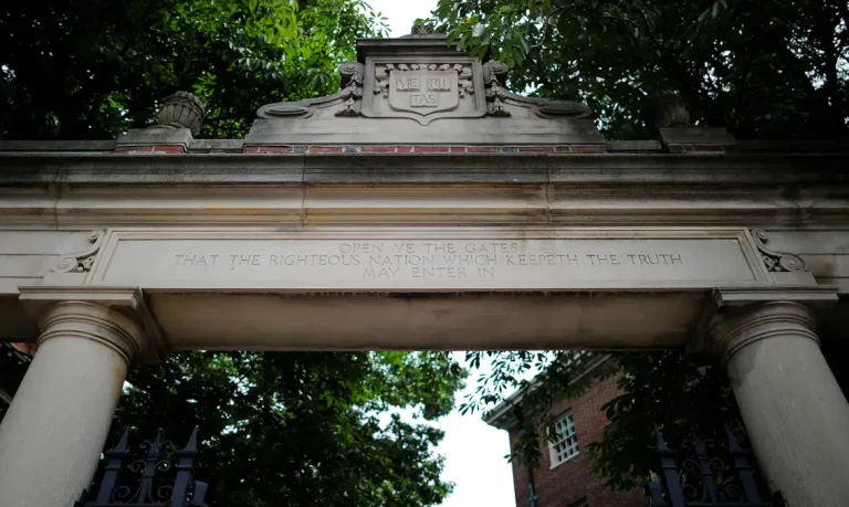 Um dos 25 portões para os jardins da Universidade de Harvard