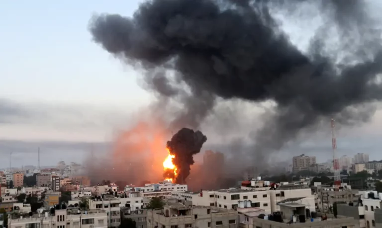 Fumaça e chamas em Gaza durante ataque aéreo de Israel
12/05/2021 REUTERS/Ibraheem Abu Mustafa