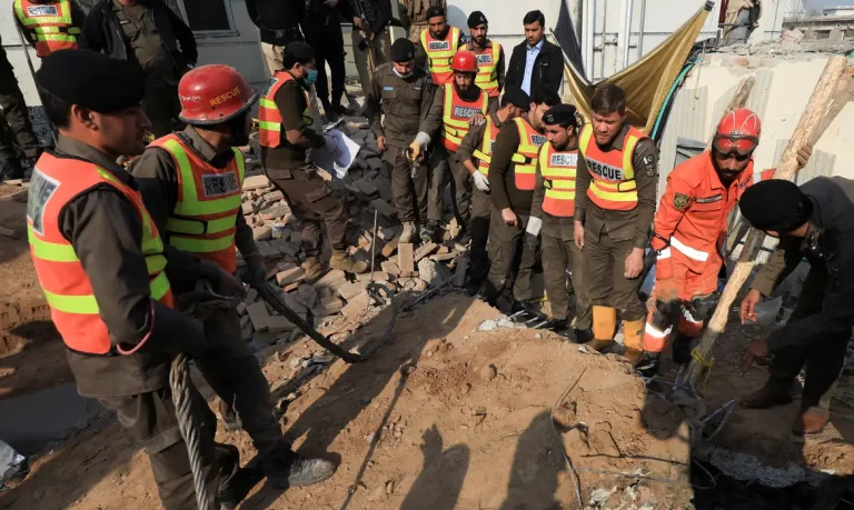 Equipes de resgate vasculham escombros de mesquita alvo de ataque suicida em Peshawar, no Paquistão