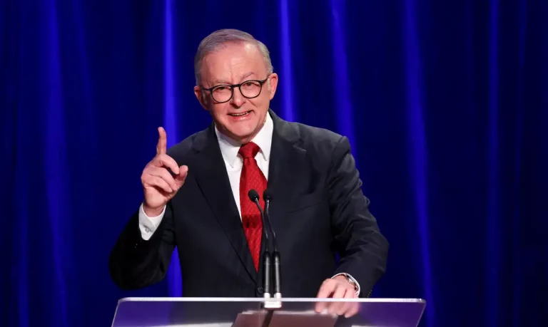Australia's Prime Minister Anthony Albanese speaks at a Labor party election night event, after local media projected the Labor Party's victory, on the day of the Australian federal election, in Sydney, Australia, May 3, 2025. Reuters/Hollie Adams/Proibida reprodução