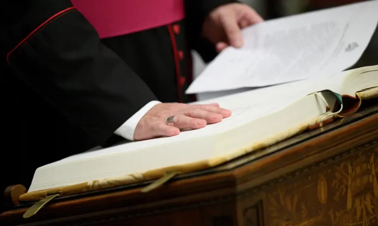 Autoridades, membros do clero e funcionários do Conclave prestam juramento de sigilo na Capela Paulina no Vaticano
 5/5/2025    Divulgação via REUTERS
