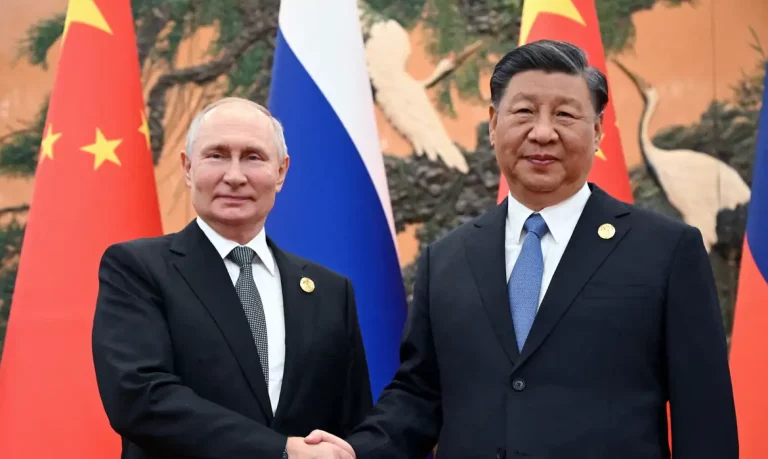 Vladimir Putin e Xi Jinping em Pequim
 18/10/2023   Sputnik/Sergei Guneev/Pool via REUTERS