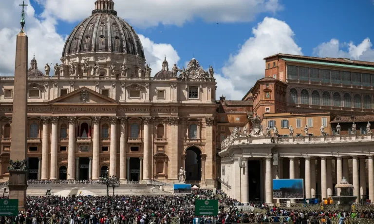 People watch as screens show black smoke rising from the chimney on the Sistine Chapel, indicating no decision has been made to elect a new pope, as seen from Rome, Italy May 8, 2025. REUTERS/Alkis Konstantinidis     TPX IMAGES OF THE DAY