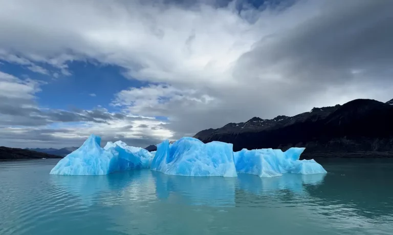Bloco de gelo derrete no Lago Argentino, no Parque Nacional Los Glaciares, próximo à cidade de El Calafate, na província patagônica de Santa Cruz, Argentina
22/04/2025
REUTERS/Bernat Parera