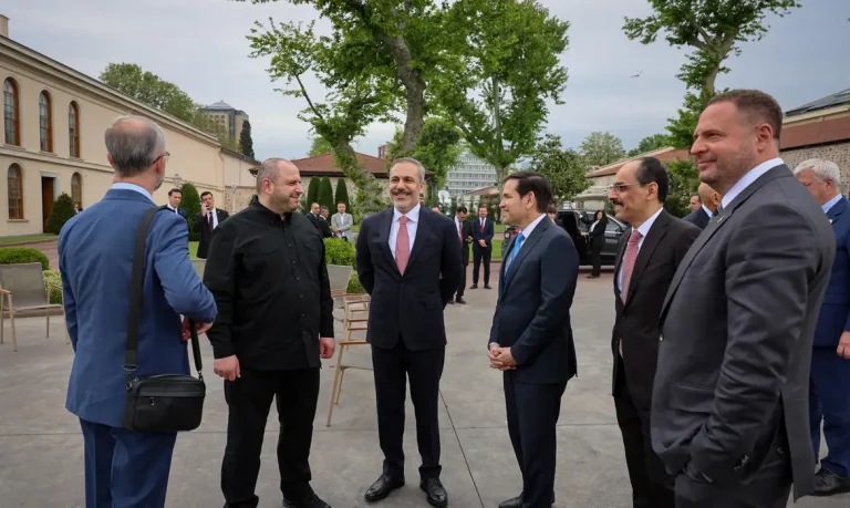 Ukrainian Defence Minister Rustem Umerov, Turkish Foreign Minister Hakan Fidan, U.S. Secretary of State Marco Rubio, Turkey's Intelligence Agency (MIT) Director Ibrahim Kalin and Head of the Office of the President of Ukraine Andriy Yermak chat before Turkey, U.S., Ukraine trilateral talks, in Istanbul, Turkey, May 16, 2025. Reuters/Arda Kucukkaya/Turkish Foreign Ministry/Proibida reprodução