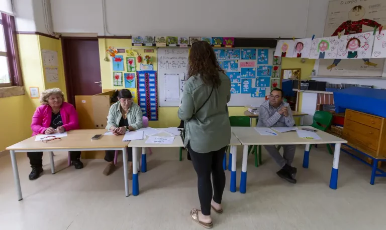 Poll workers verify voter information during the election process in Lisbon, Portugal, on May 18, 2025. Reuters/Luis Boza/NurPhoto/Proibida reprodução