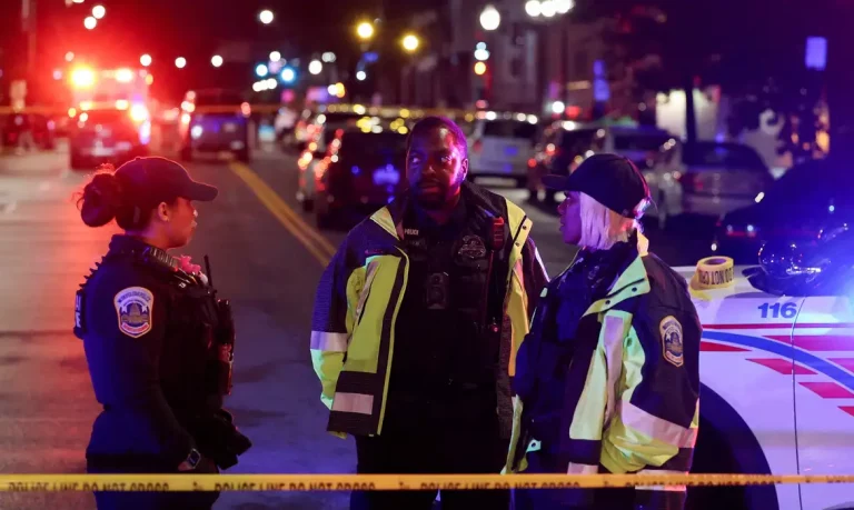Policiais em local de Washington onde dois funcionários da embaixada israelense foram mortos a tiros
 21/5/2025    REUTERS/Jonathan Ernst