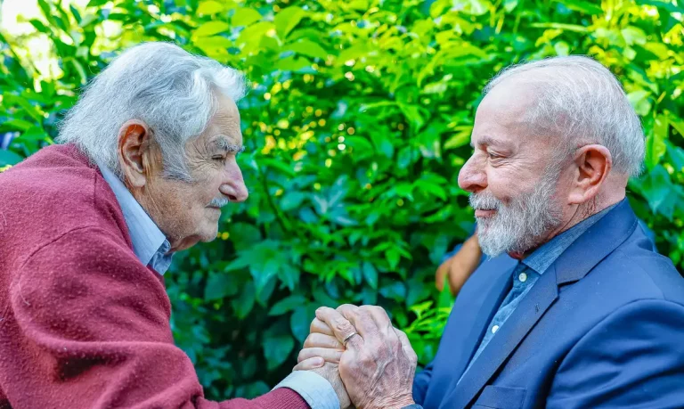 Montevidéu, 05/12/2024 - Presidente da República, Luiz Inácio Lula da Silva concedeu a Ordem Nacional do Cruzeiro do Sul ao ex-presidente do Uruguai, Pepe Mujica. Foto: Ricardo Stuckert/PR