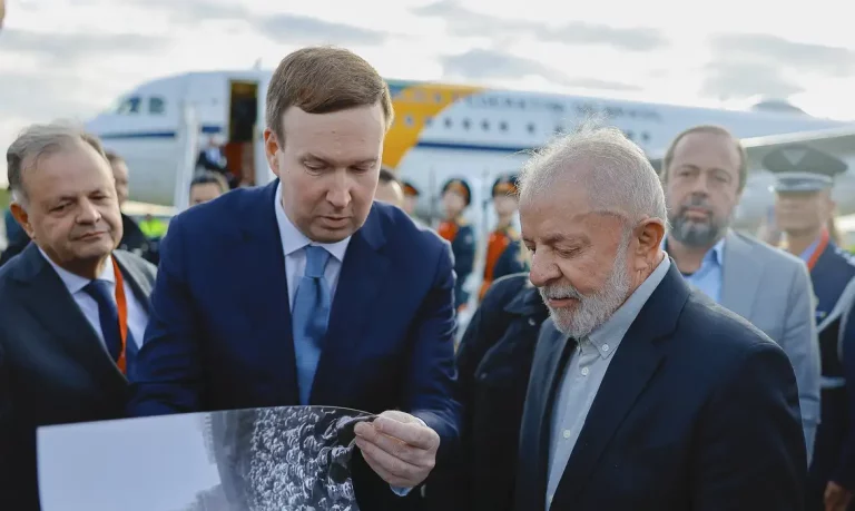 Presidente da República, Luiz Inácio Lula da Silva, durante chegada a Moscou.
Aeroporto Internacional de Moscou – Vnukovo.

Foto: Ricardo Stuckert / PR
