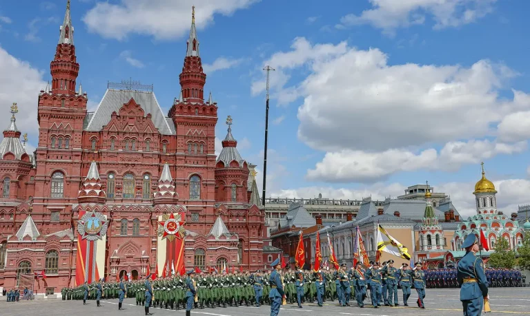 Presidente da República, Luiz Inácio Lula da Silva, durante cerimônia de celebração dos 80 anos do Dia da Vitória
na Segunda Guerra Mundial.
Praça Vermelha, Rússia - Moscou.

Foto: Ricardo Stuckert / PR