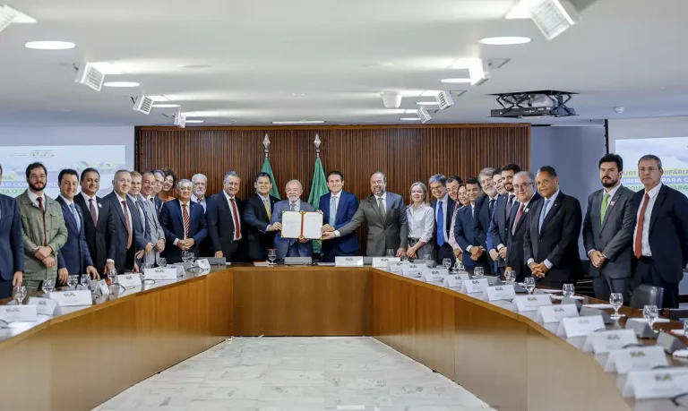 Brasília (DF), 21/05/2025 - Presidente da República, Luiz Inácio Lula da Silva, durante reunião com o Ministro de Minas e Energia, Alexandre Silveira, e Ministra da Secretaria de Relações Institucionais, Gleisi Hoffmann, no Palácio do Planalto. Foto: Ricardo Stuckert/PR