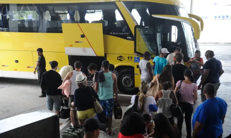 Rio de Janeiro - Movimentação na rodoviária Novo Rio.