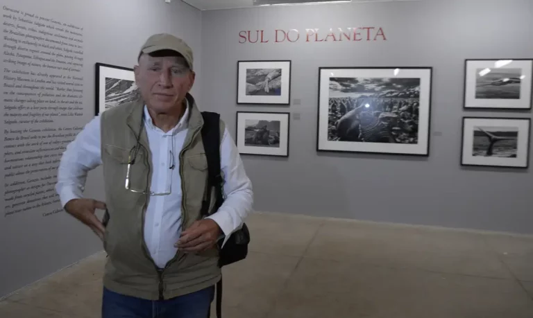 Sebastião Salgado explicar a exposição Genesis. São 245 fotografias, divididas em cinco seções geográficas, que revelam montanhas, desertos, florestas, tribos, aldeias, animais (Valter Campanato/Agência Brasil)