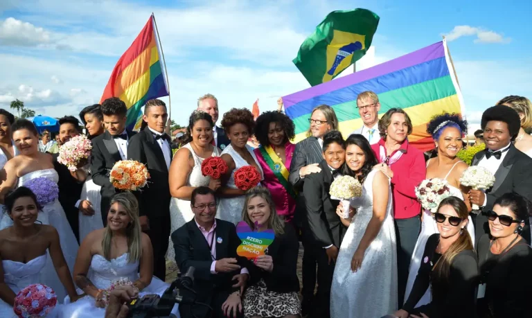 Primeiro casamento coletivo de parceiros homossexuais do DF, no Dia Mundial do Orgulho Gay, comemorado neste domingo (28), em frente ao Congresso Nacional (Antonio Cruz/Agência Brasil)