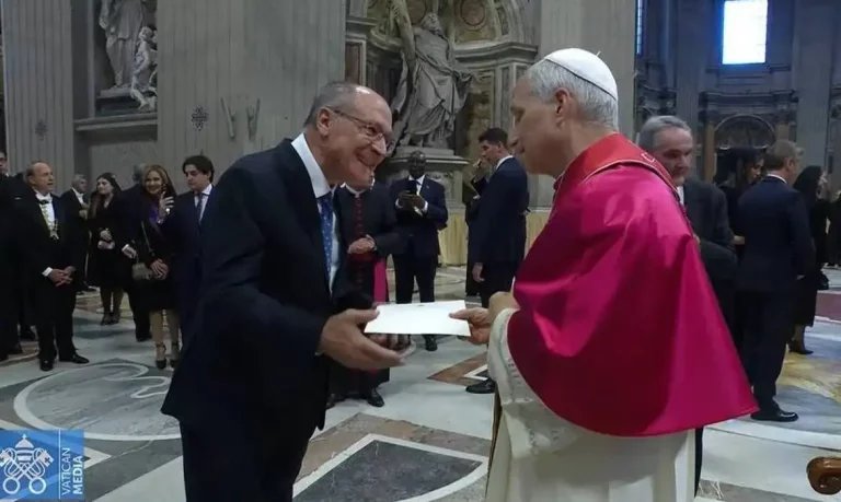 Vaticano, 18/05/2025 - Vice-presidente Geraldo Alckmin entrega carta ao Papa Leão convidando-o para visita ao Brasil. Foto: Vatican News/Divulgação