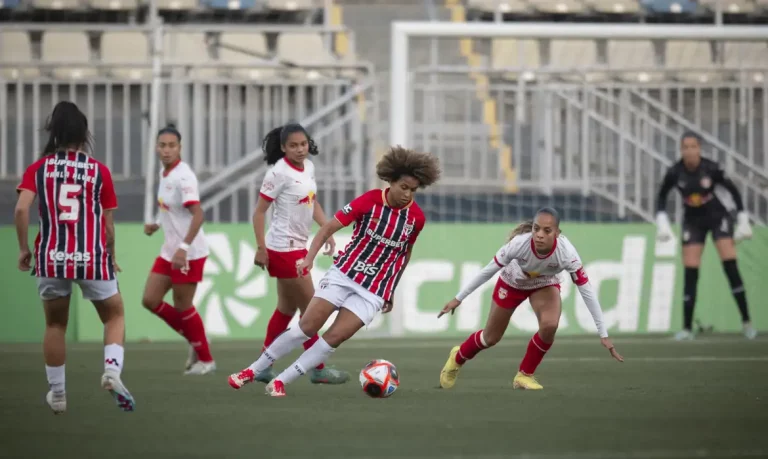Santana da Paraíba (SP), 17/05/2025 - A Federação Paulista de Futebol (FPF) investiga os relatos da zagueira Stella, do Red Bull Bragantino, e da meio-campista Aline Milene, do São Paulo, de que o árbitro Juliano José Alves Rodrigues teria dito frases machistas durante o jogo entre as equipes pela segunda rodada do Campeonato Paulista Feminino de futebol. Foto:  Anderson Lira/Futebol Paulista