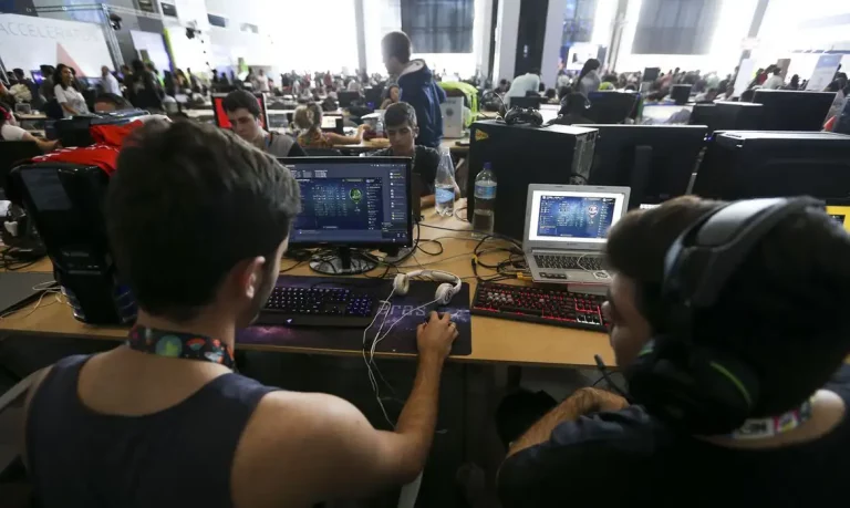 Computador, Alunos (Marcelo Camargo/Agência Brasil)