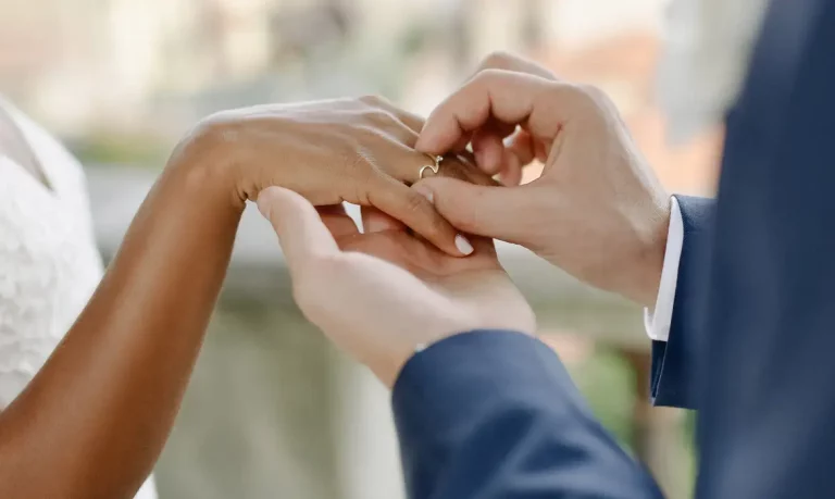 NOIVOS; CASAMENTO - Casamentos entre pessoas do mesmo sexo batem recorde em 2022. Foto: Freepik/Diller