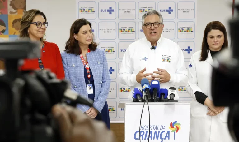Brasília (DF), 15/05/2025 - O ministro da Saúde, Alexandre Padilha, fala sobre os primeiros atendimentos com o remédio Zolgensma no Sistema Único de Saúde (SUS). O medicamento, um dos mais caros do mundo, é usado para tratar a Atrofia Muscular Espinhal (AME) tipo 1, e foi incorporado ao SUS recentemente. Foto: Bruno Peres/Agência Brasil