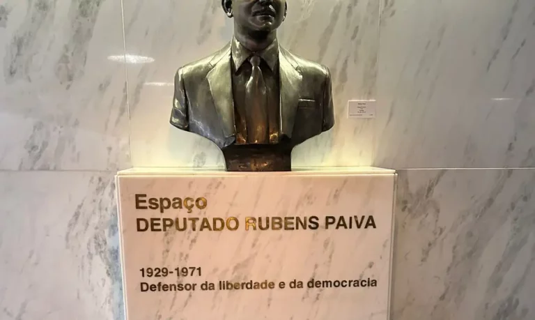 Brasília (DF), 08/05/2025 - Parlamentares fazem ato contra PL da Anistia em frente ao busto de Rubens Paiva.
Foto: Coalizão Pacto pela Democracia/Divulgação