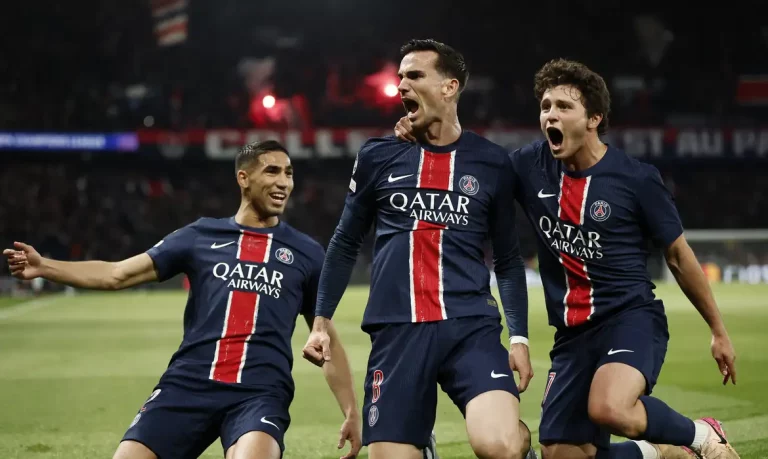 Jogadores do PSG comemoram gol na vitória contra o Arsenal
07/05/2025
REUTERS/Benoit Tessier