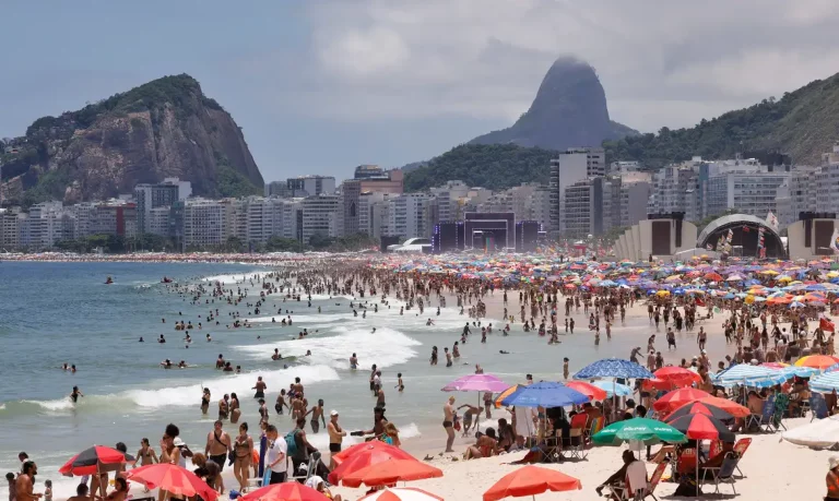Rio de Janeiro(RJ), 31/12/2024 - Praia cheia com palcos montados na areia da Praia de Copacabana no último dia do ano.  Foto: Tânia Rêgo/Agência Brasil