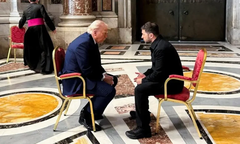 O presidente da Ucrânia, Zelenskiy, encontra-se com o presidente dos EUA, Trump, no Vaticano
Serviço de Imprensa Presidencial Ucraniano/Divulgação via REUTERS