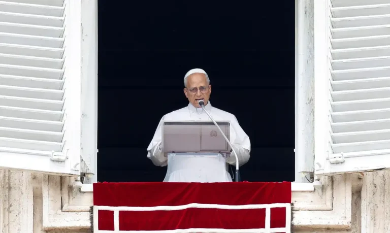 Pope Leo XIV leads the Angelus prayer from his window at the Vatican, June 22, 2025. Reuters/Remo Casilli/Proibida reprodução