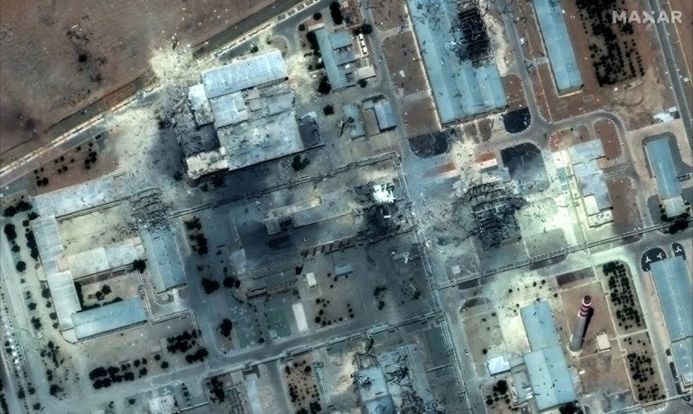 Satellite image shows a close up view of destroyed buildings at Isfahan Nuclear Technology Center, after it was hit by U.S. airstrikes, in Isfahan, Iran, June 22, 2025. Reuters/Maxar Technologies/Proibida reprodução