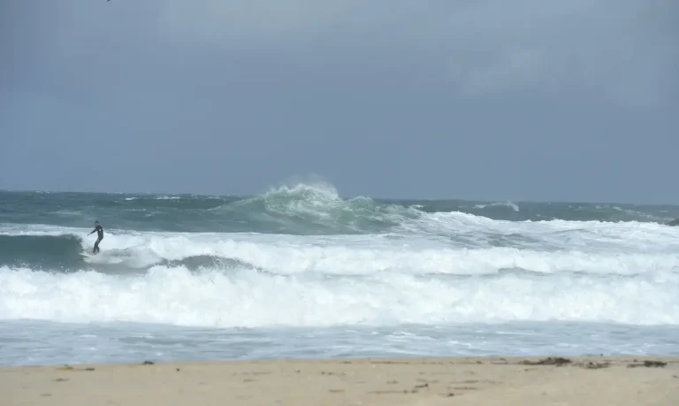 Ressaca na orla do Leblon, na zona sul, após passagem de frente fria pelo Rio de Janeiro