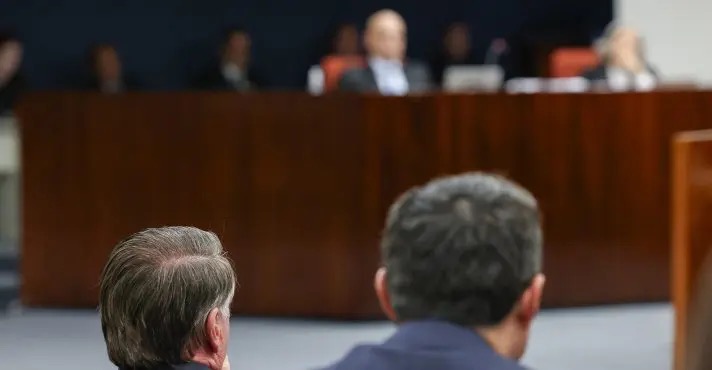 O ex-presidente Jair Bolsonaro cara a cara com o ministro Alexandre de Moraes, no julgamento da 1ª Turma do STF da denúncia sobre o núcleo 1 da Pet 12.100 - 25/3/2025 | Foto: Antonio Augusto/STF