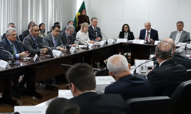 Brasília (DF) 15/07/2025 - O vice-presidente da República e ministro do Desenvolvimento, Indústria, Comércio e Serviços, Geraldo Alckmin, tendo ao lado o ministro da Casa Civil, Rui Costa, participa de reunião com representantes do setor do agronegócio para discutir medidas à tarifa de 50% dos EUA. Foto: Valter Campanato/Agência Brasil