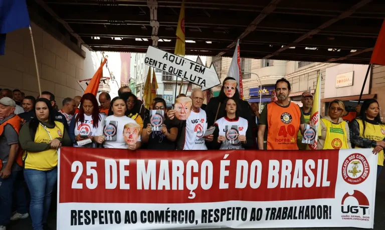 São Paulo (SP), 18/07/2025 - Manifestação dos comerciários da 25 de março, com organização do sindicato dos comerciários de São Paulo, contra medidas do presidente dos Estados Unidos, Donald Trump. Foto: Rovena Rosa/Agência Brasil