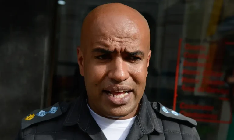 Rio de Janeiro - O porta-voz da Polícia Militar, major Ivan Blaz, fala durante protestos de familiares de policiais militares que impedem a saída de viaturas em batalhões da região metropolitana do Rio de Janeiro (Tomaz Silva/Agência Brasil