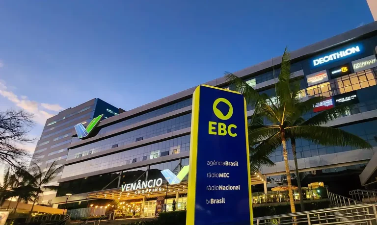 Brasília (DF), 24/10/2023, Totem na fachada da EBC, com a nova logo marca, que fica na entrada da Empresa Brasil de Comunicação, localizado no Venâncio Shopping em Brasília. Foto: Rafa Neddermeyer/Agência Brasil