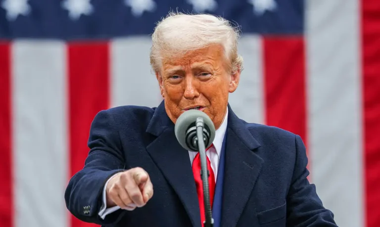 U.S. President Donald Trump delivers remarks on tariffs in the Rose Garden at the White House in Washington, D.C., U.S., April 2, 2025. REUTERS/Carlos Barria