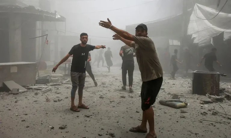 Palestinians react as they inspect the damage at the site of an Israeli strike on a house, in Gaza City, June 1, 2025. REUTERS/Mahmoud Issa