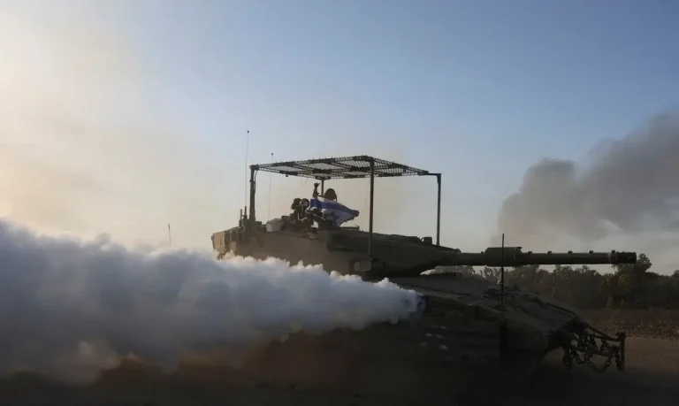 Israel 21/01/2024 Soldados israelenses patrulham em um tanque, em meio ao conflito em curso entre Israel e o grupo islâmico palestino Hamas, perto da fronteira de Israel com Gaza, sul de Israel, 21 de janeiro de 2024. Reuters/Ronen Zvulun/Proibida reprodução