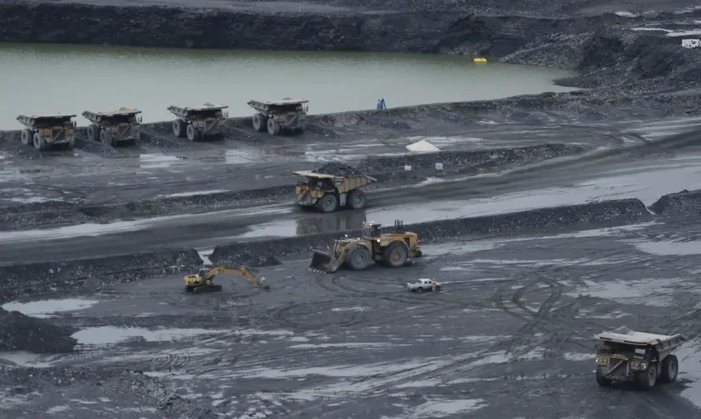 A mineração no chamado Morro do Ouro, liderada pela empresa canadense Kinross Gold Corporation, representa a principal atividade industrial para a geração de emprego e renda na região (José Cruz/Agência Brasil)