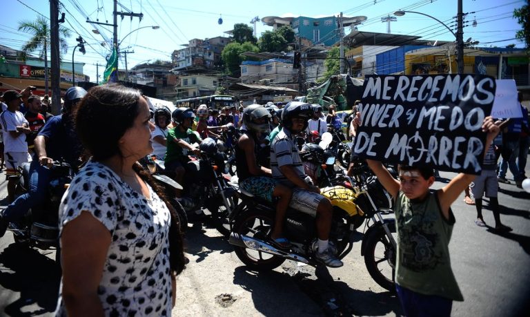 Moradores do Complexo do Alemão fazem protesto pacífico pedindo paz na comunidade e justiça pela morte do menino Eduardo de Jesus, 10 anos, atingido na quinta-feira (2) por uma bala perdida (Tomaz Silva/Agência Brasil)