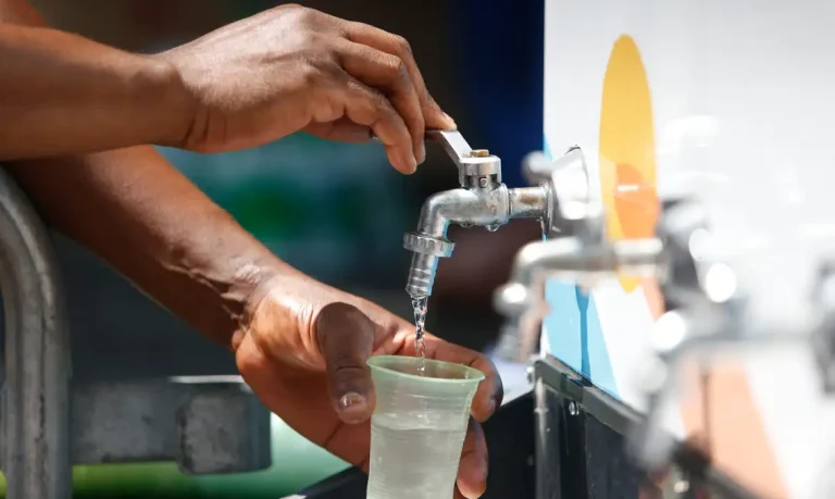 São Paulo SP, 21/09/2023,  Operação Altas Temperaturas, da prefeitura de São Paulo, na Praca da Republica, distribui agua e frutas para pessoas em situação de vulnerabilidade para amenizar o impacto do calor previsto para os próximos dias.
Foto Paulo Pinto/Agência Brasil