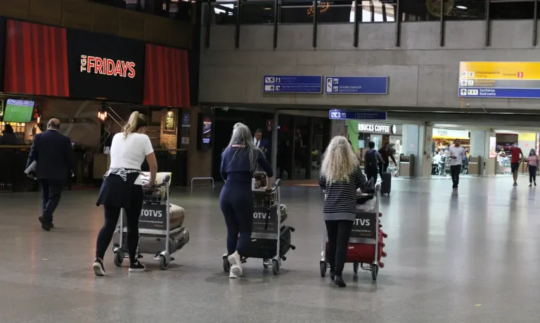 Passageiros no terminal 2 do Aeroporto Internacional de Guarulhos.