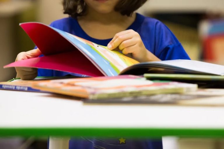 Criança com livro