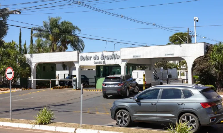 Brasília (DF) 07/08/2025 Fachada do condomínio Solar de Brasília, onde mora e cumpre prisão domiciliar o ex-presidente Jair Bolsonaro.  Foto: Fabio Rodrigues-Pozzebom/ Agência Brasil