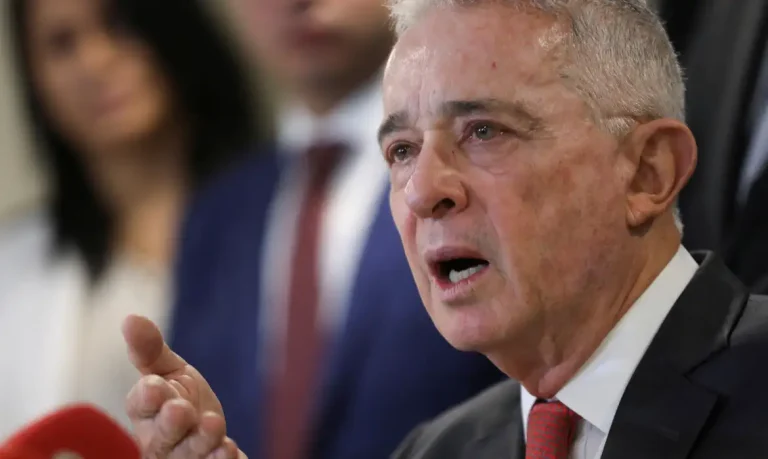 O ex-presidente da Colômbia Álvaro Uribe durante entrevista coletiva em Bogotá
18/04/2024
Reuters/Luisa Gonzalez/Proibida reprodução